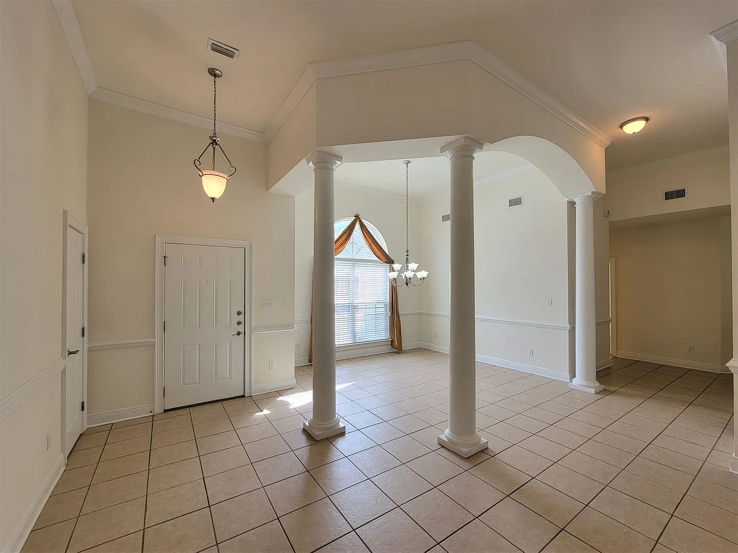 Beautiful 3 bedroom house for rent early December 2026, 2 car garage renting for $2250 per month — Photo 3