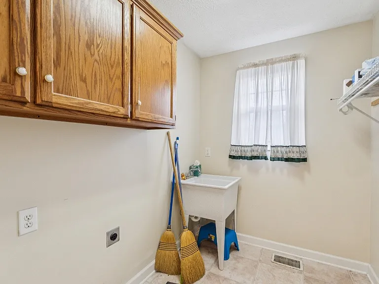 1011 Shirley Dr — Photo 9