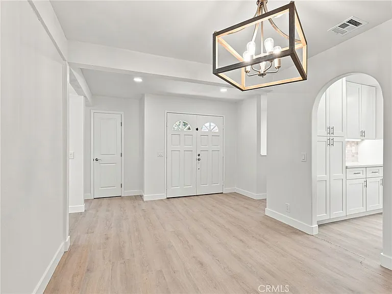 225 Armstrong Dr — Photo 10
