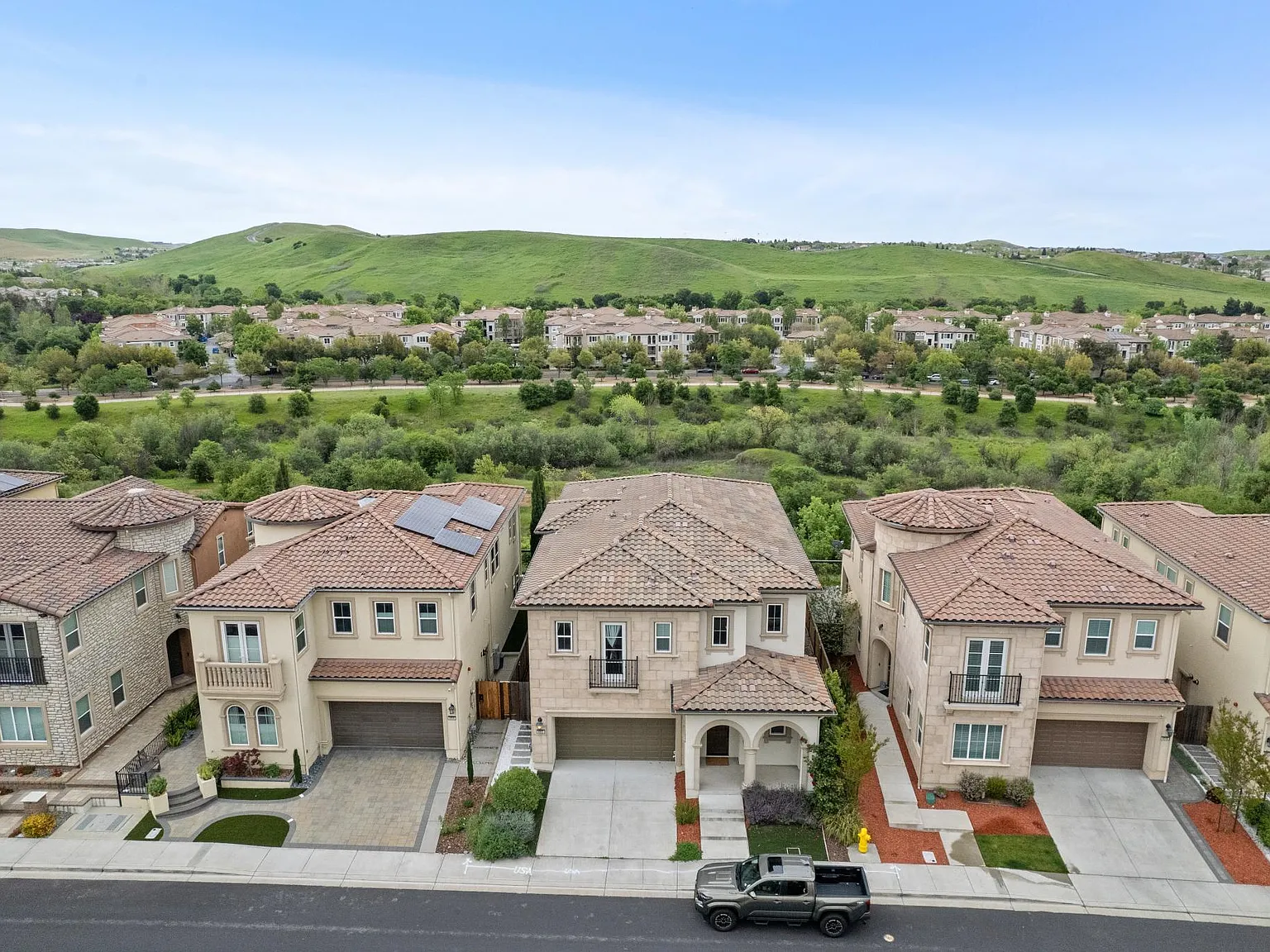 4 bed, 3.5 bath, 2967 sqft, $4,800 — Photo 2