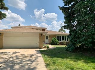 9S129 Cumnor Rd, Downers Grove, IL 60516