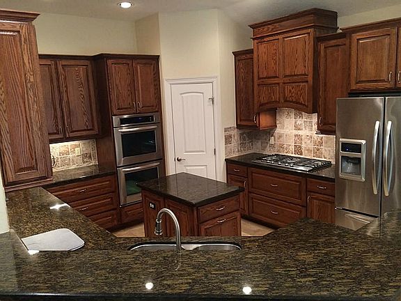 4th image of 406 Sam Houston Dr