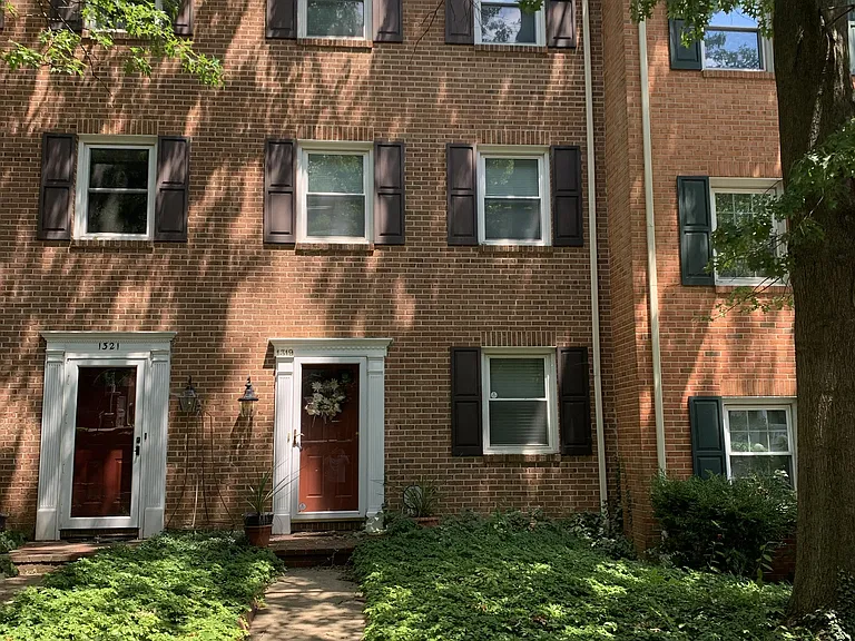 1319 W 10th St — Photo 1