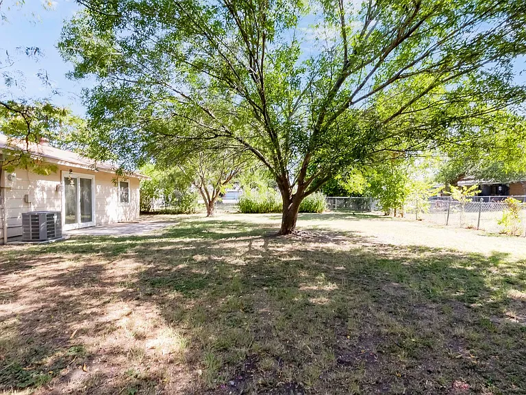 2404 Andover Dr — Photo 31