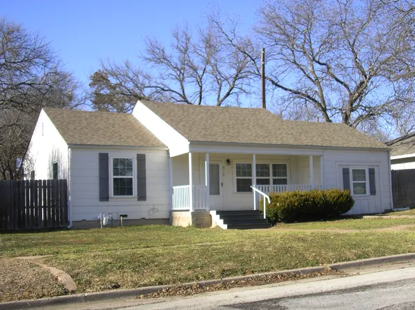 810 Sanders St, Bowie, TX 76230