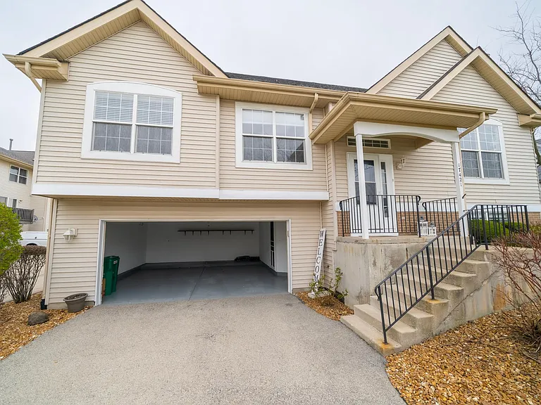17421 Yakima Dr — Photo 4