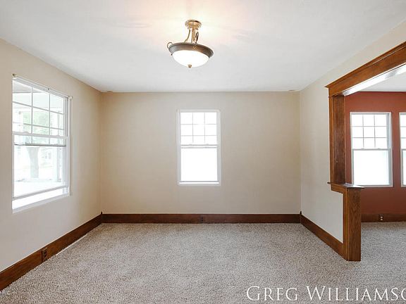 4th image of 739 Eleanor St NE