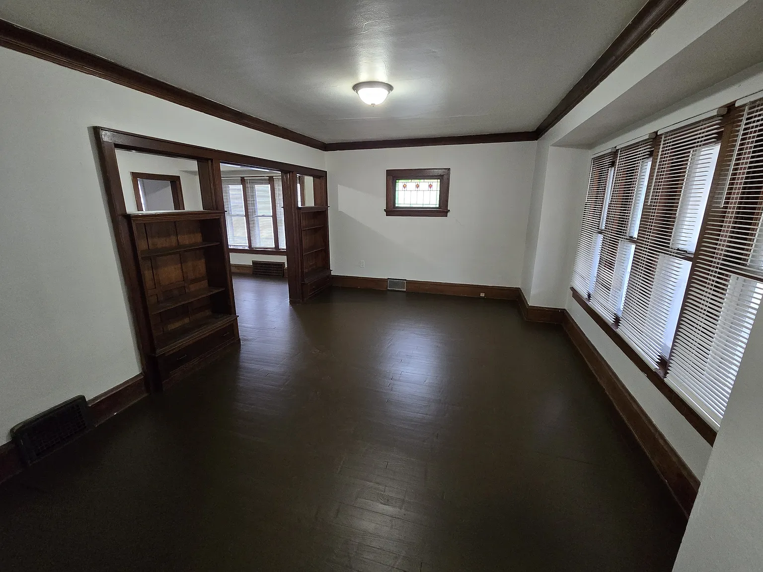4 bed, $1,900 — Photo 2
