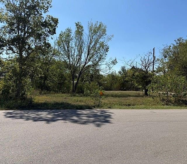1st image of 1702 Courtney Rd