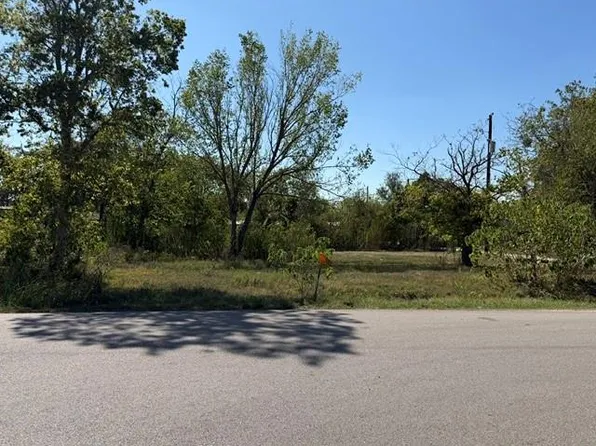 1702 Courtney Rd, Navasota, TX 77868
