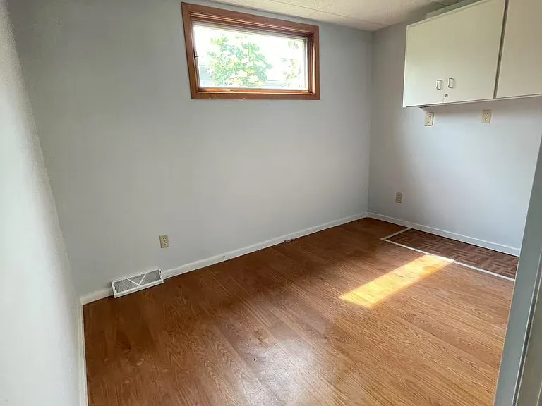 402 W Walnut St — Photo 7