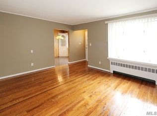 208 Devonshire Dr, New Hyde Park, NY 11040