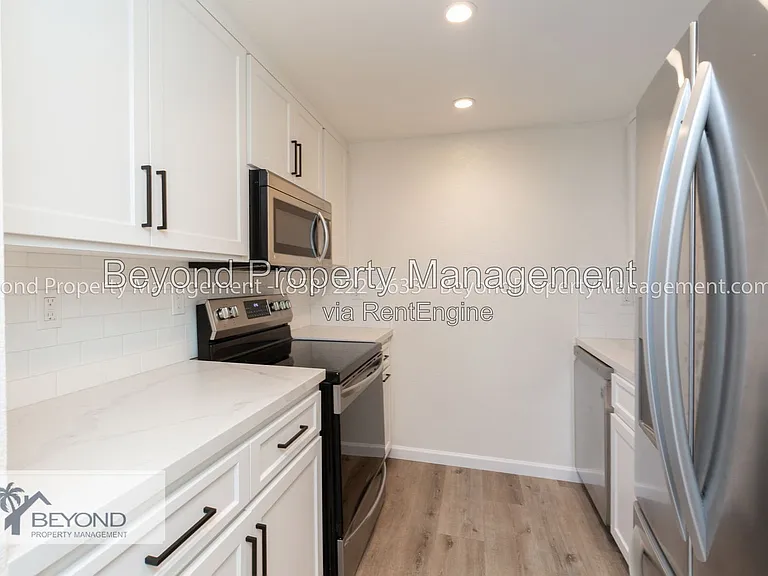 4452 Mentone St #206 — Photo 8