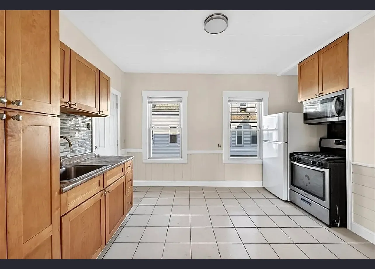 3 bed, $2,900 — Photo 2