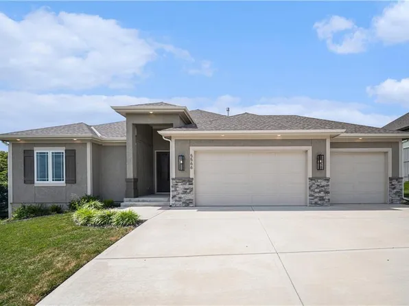 5566 Thousand Oaks Dr, Parkville, MO 64152