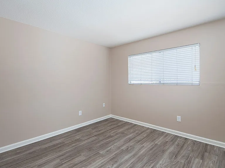 Park Ave Apartments — Photo 8