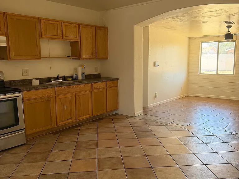 1823 W Fairmount Ave — Photo 2