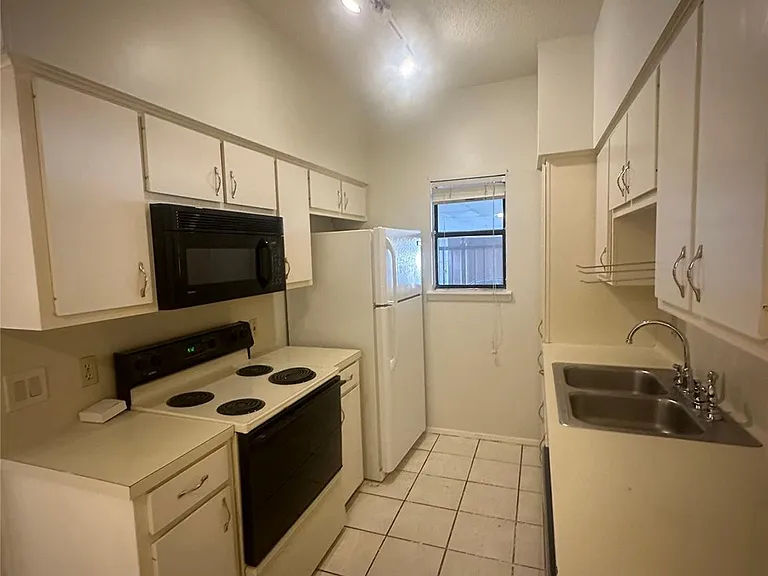 106 E 30th St #101 — Photo 6