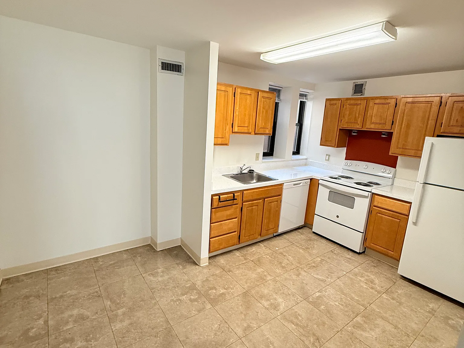 4 bed, 1909 sqft, $5,500 — Photo 2