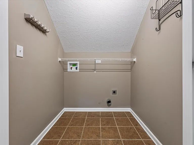 2973 McManus Cir — Photo 36