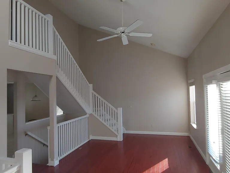 590 Bradley St — Photo 9