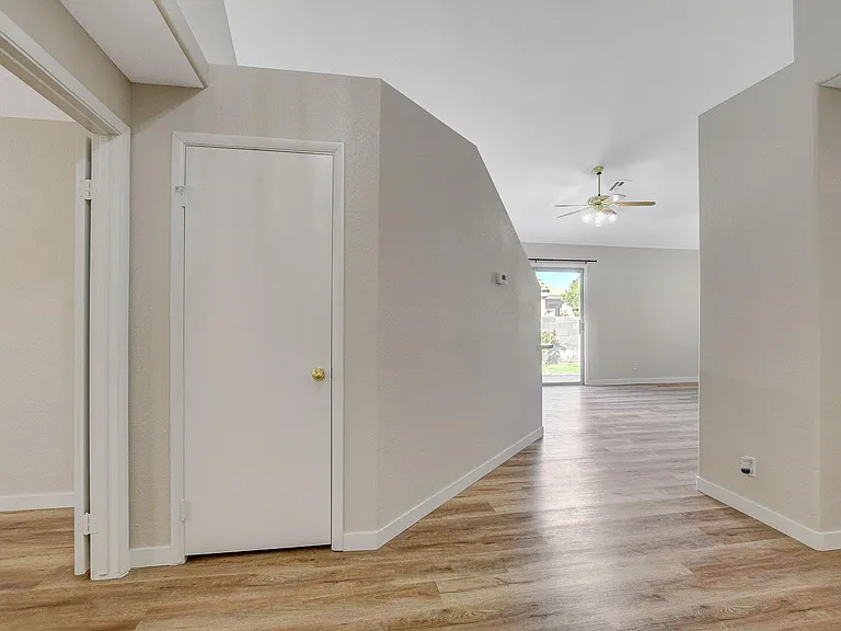 272 Spring Hills Ln — Photo 16