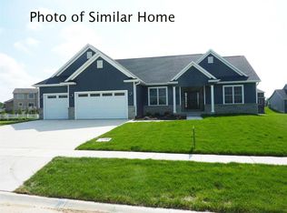 907 S 8th St, Eldridge, IA 52748