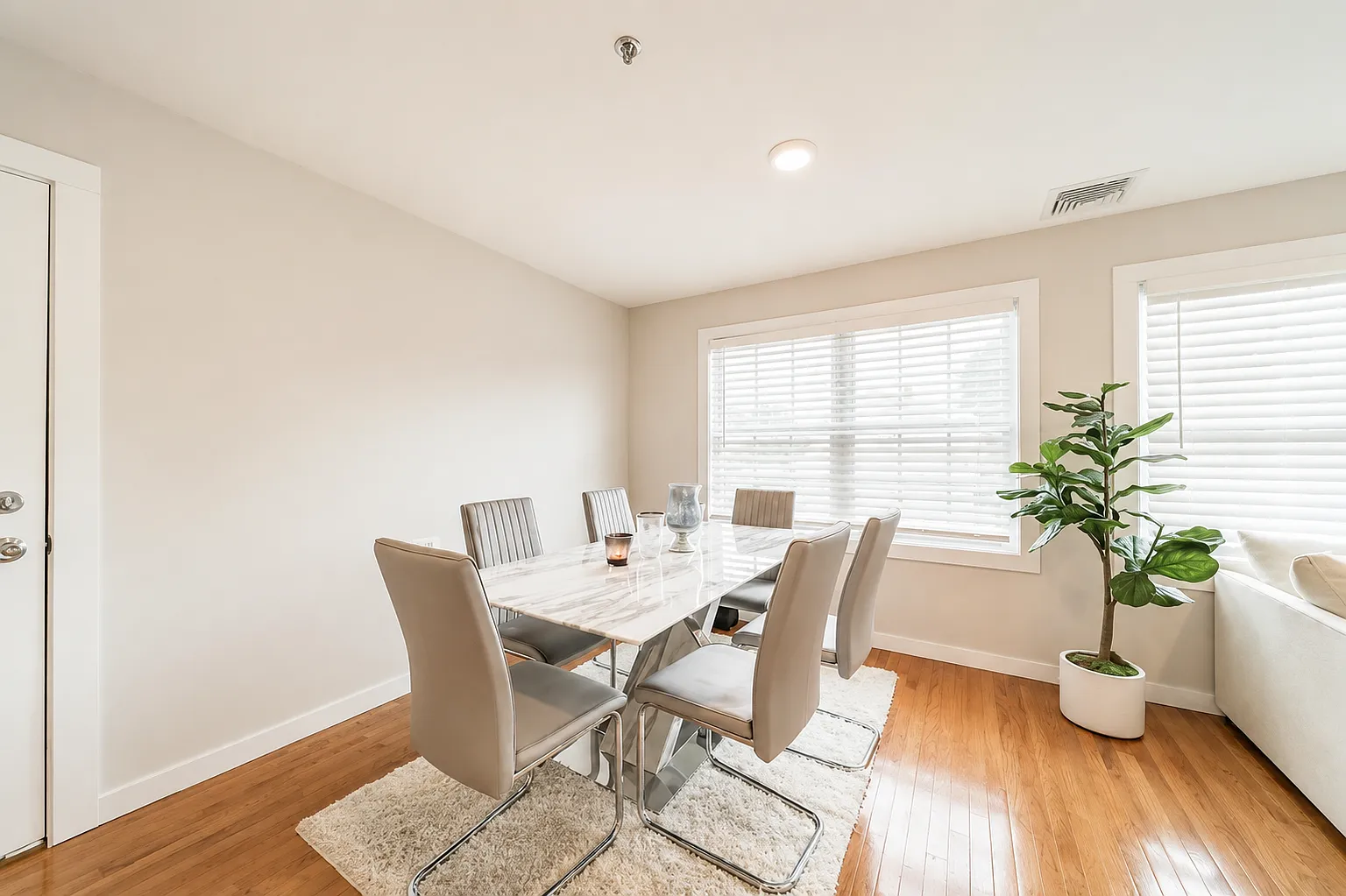 3 bed, 1200 sqft, $3,800 — Photo 2