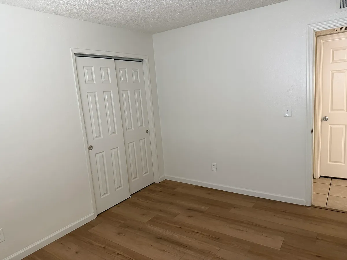 Building Photo - 2241 N Chestnut Ave #103