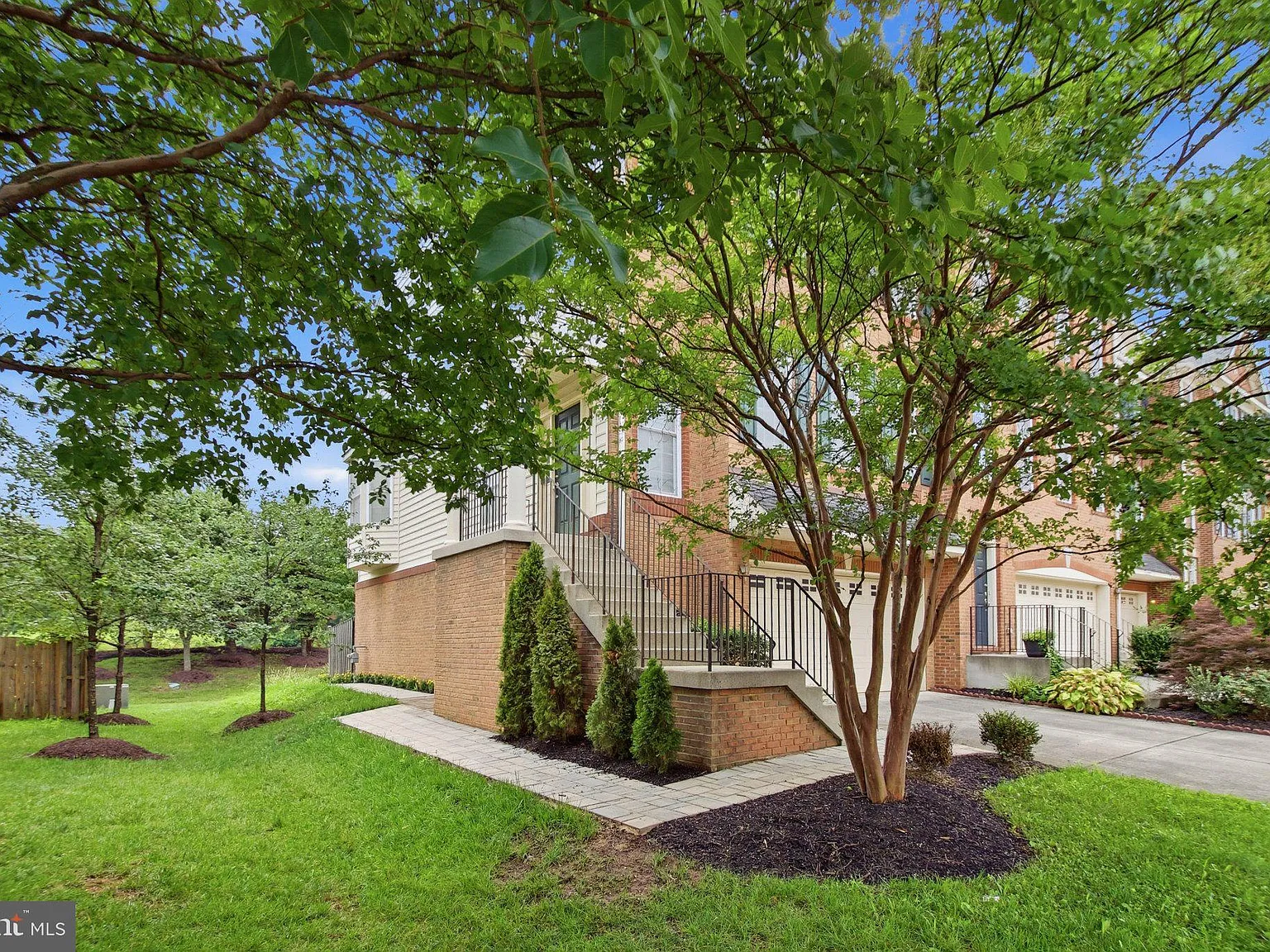 3 bed, 3.5 bath, 2758 sqft, $4,300 — Photo 3