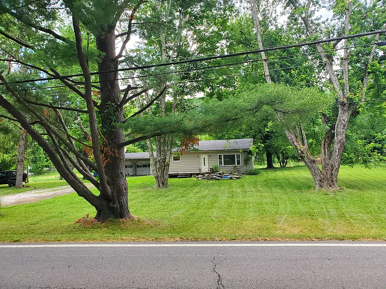 4245 Hickman Rd NE — Photo 2