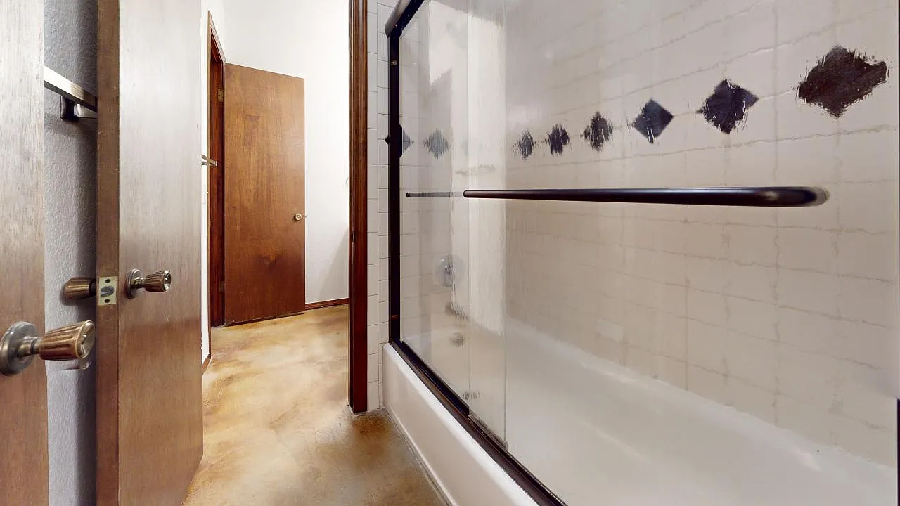 3 bed, 1.5 bath, $1,500 — Photo 2