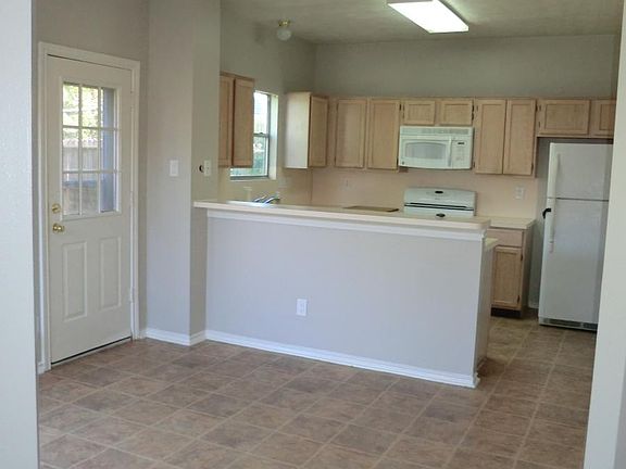 3rd image of 1107 Lochmoor Ln