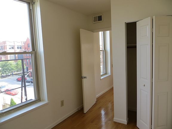 2nd image of 1362 N Greenview Ave APT 3F