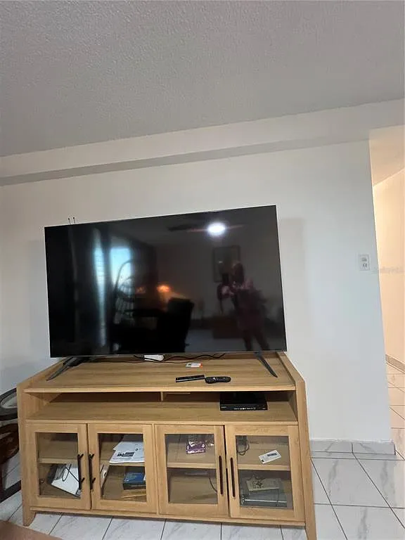3 bed, 2.0 bath, 1400 sqft, $3,300 — Photo 4