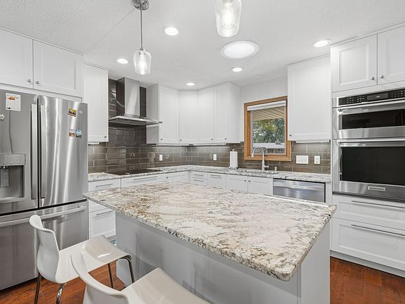 3rd image of 1527 E Windemere Cir NE