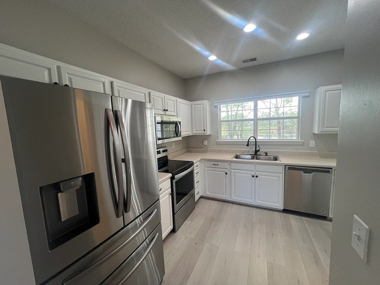 3 bed, 2.5 bath, 2200 sqft, $2,375 — Photo 3