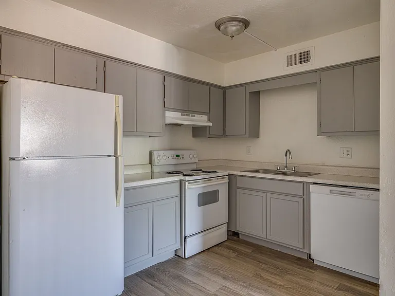 Carole Arms Apartments — Photo 10