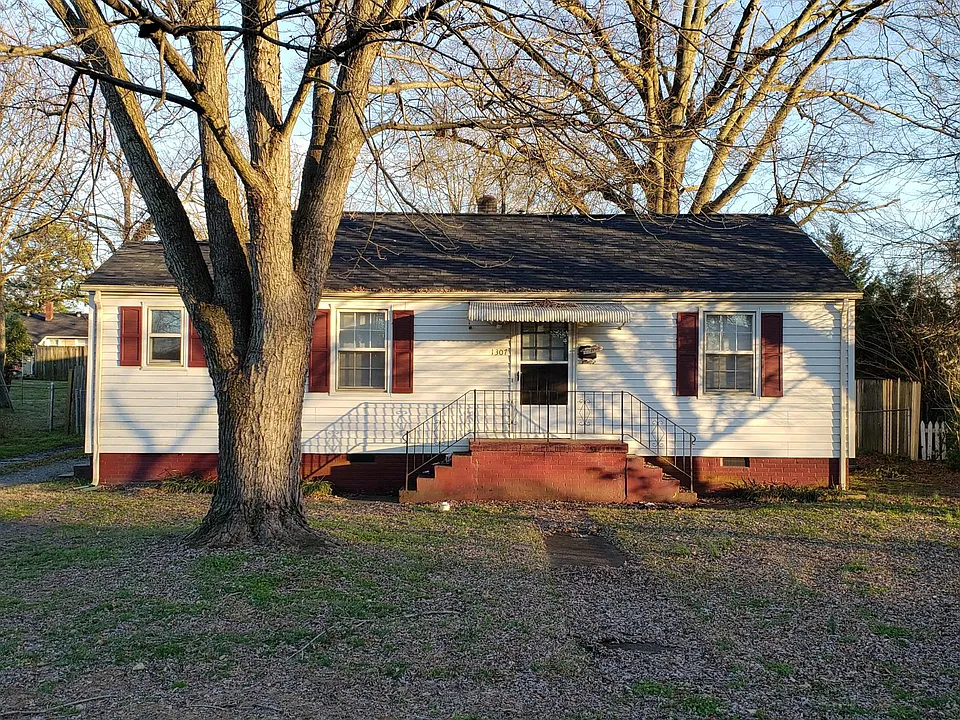 1307 Poston Cir