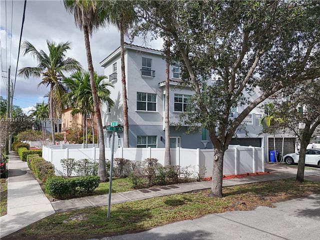 1st image of 601 NE 11th Ave
