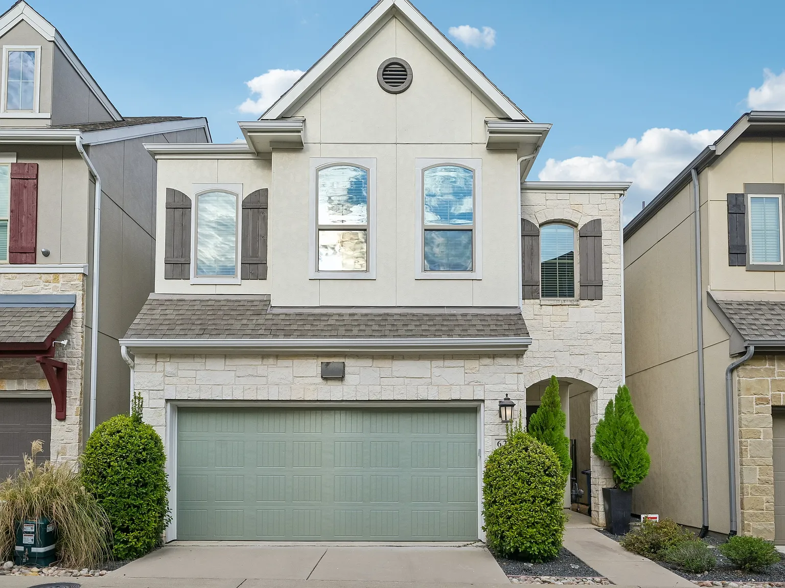 3 bed, 2.5 bath, 2489 sqft, $3,800 — Photo 1
