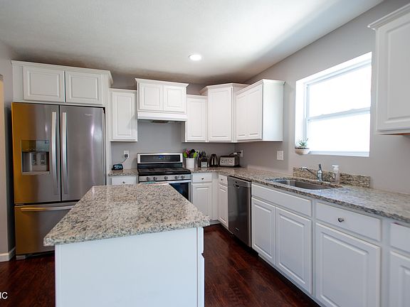 3rd image of 605 N Cygnet Lake Dr