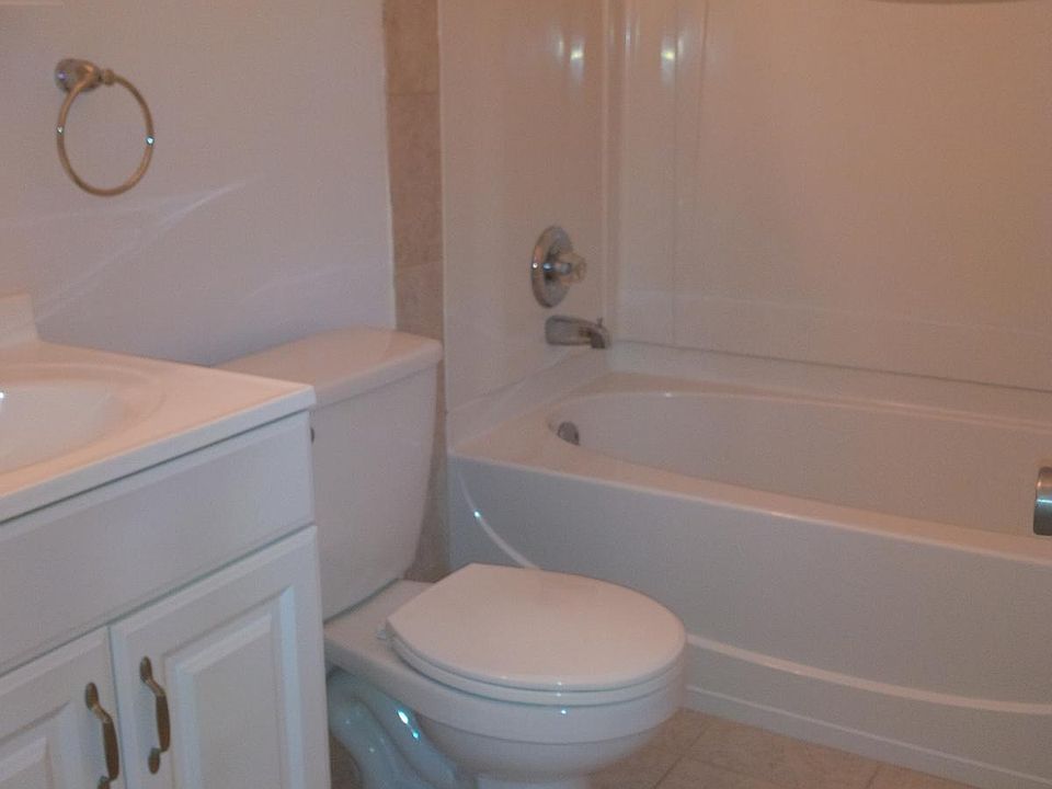 2nd image of 5218 Castlewood Rd APT C