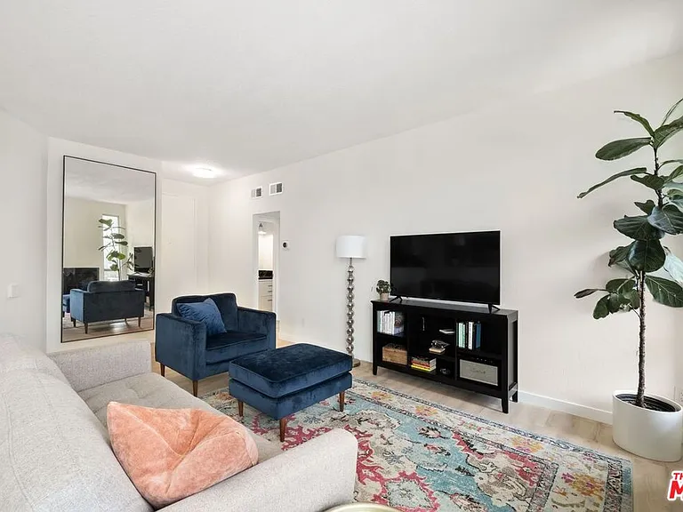 8960 Cynthia St #208 — Photo 13