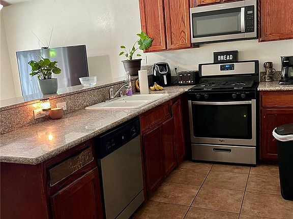 4th image of 460 Oswell St