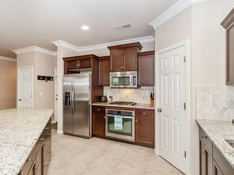 837 Maine Ave — Photo 5