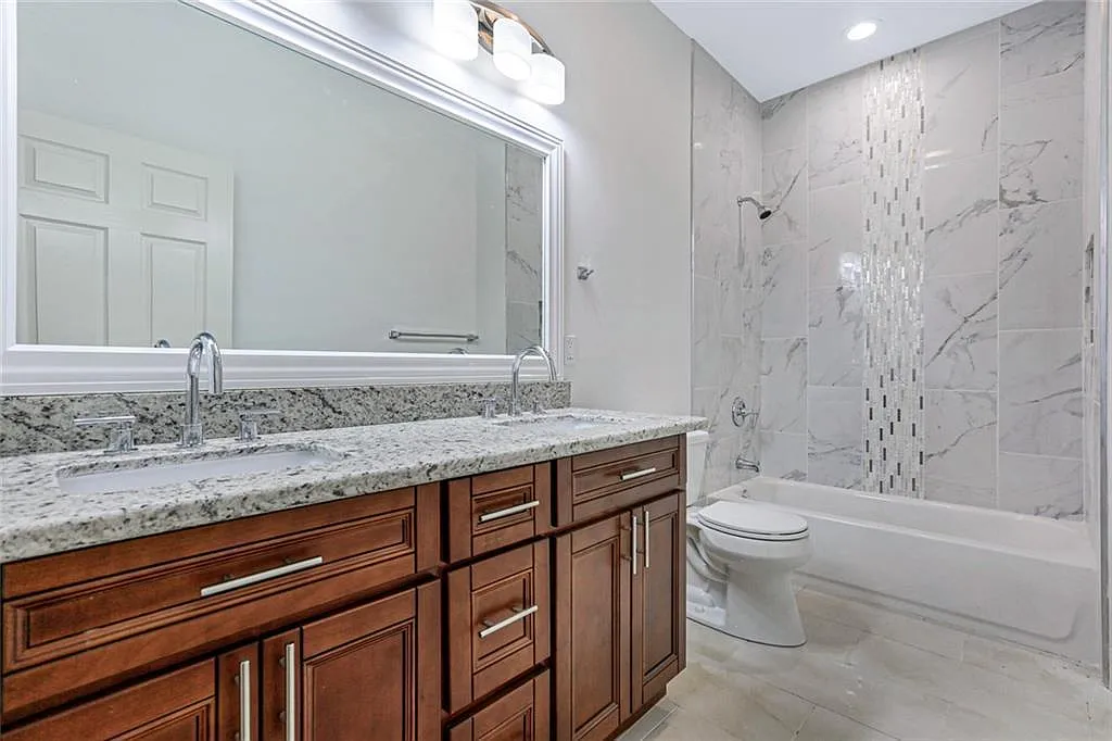 2521 Monroe St — Photo 2