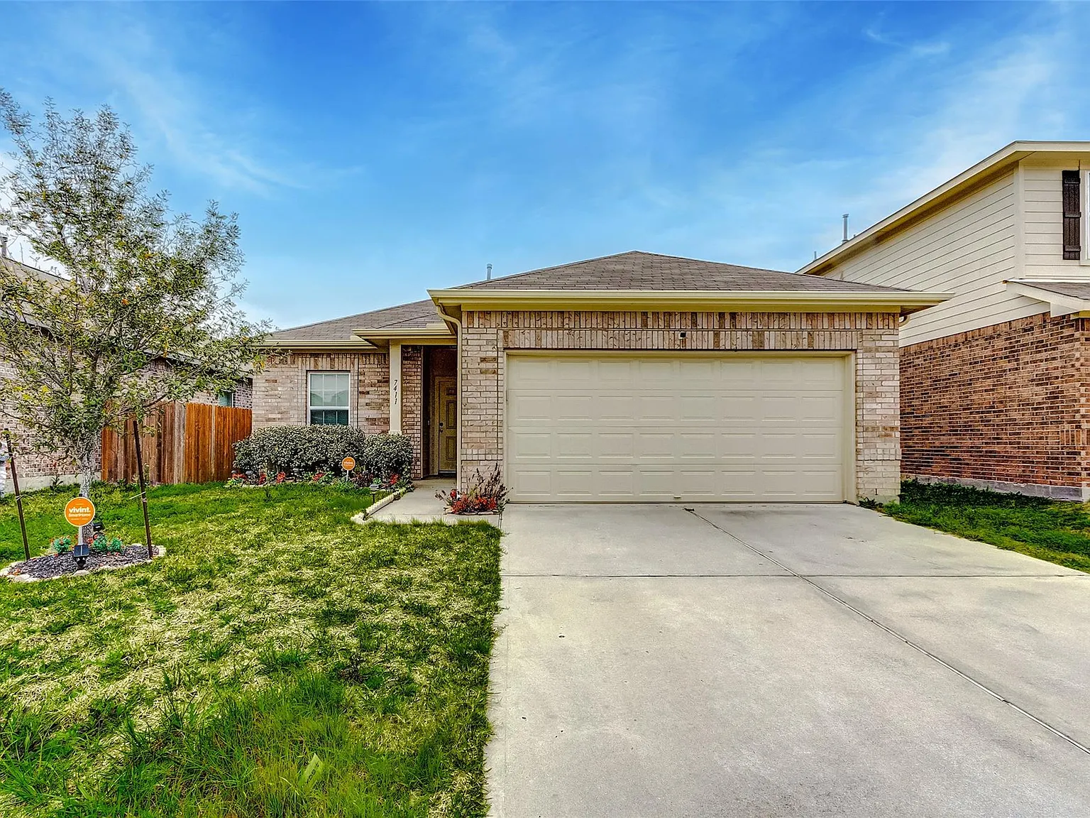 3 bed, 2.0 bath, 1679 sqft, $2,100 — Photo 2