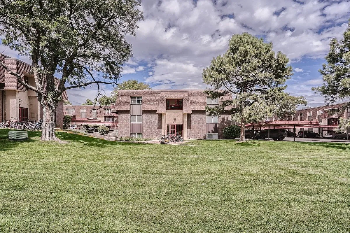 2 bed, 1.5 bath, 967 sqft, $1,550 — Photo 1