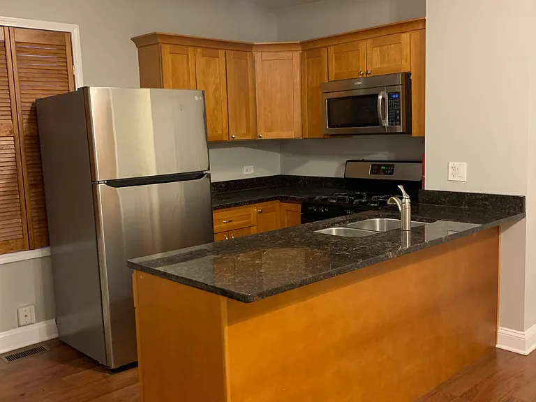 1523 W Walton St #1F — Photo 1